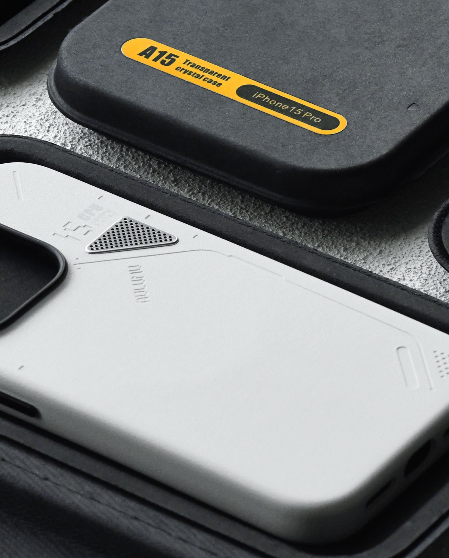 A15 iPhone 15 シリーズ対応 スマホケース|レザー|断熱窓|ホワイト|Magsafe