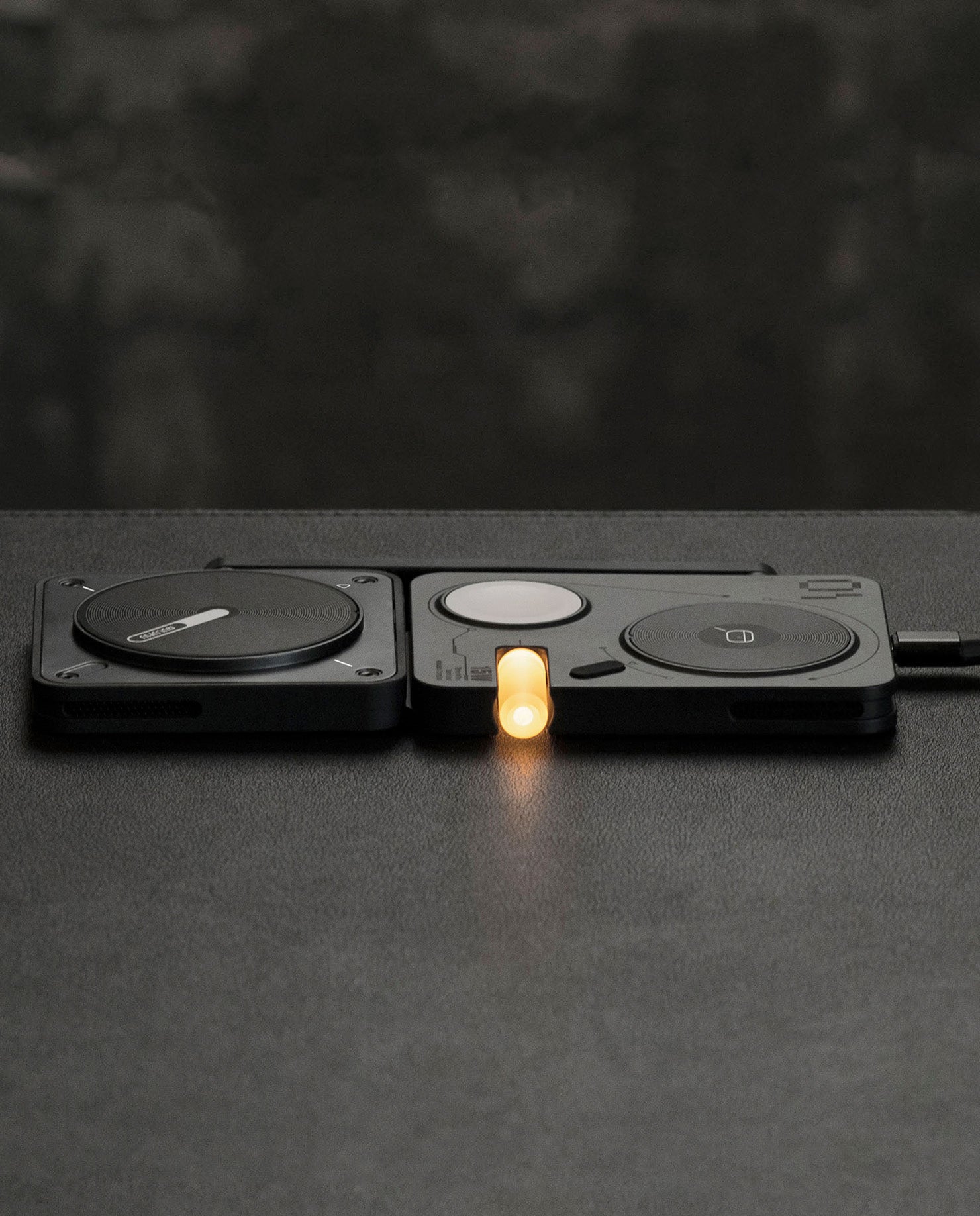 ワイヤレス充電パッドとナイトライト機能を備えた AULUMU 4-in-1 折り畳み式充電ステーションの卓上イメージ