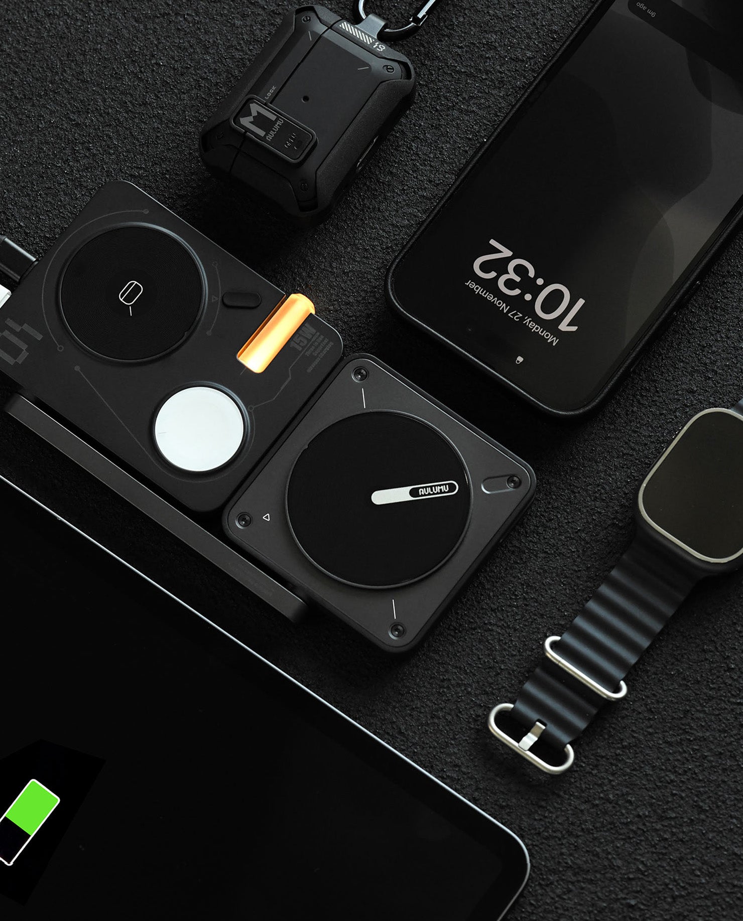 iPhone・Apple Watch・AirPods などを同時に一括充電している AULUMU 4-in-1 ワイヤレス充電ステーションのトップビュー