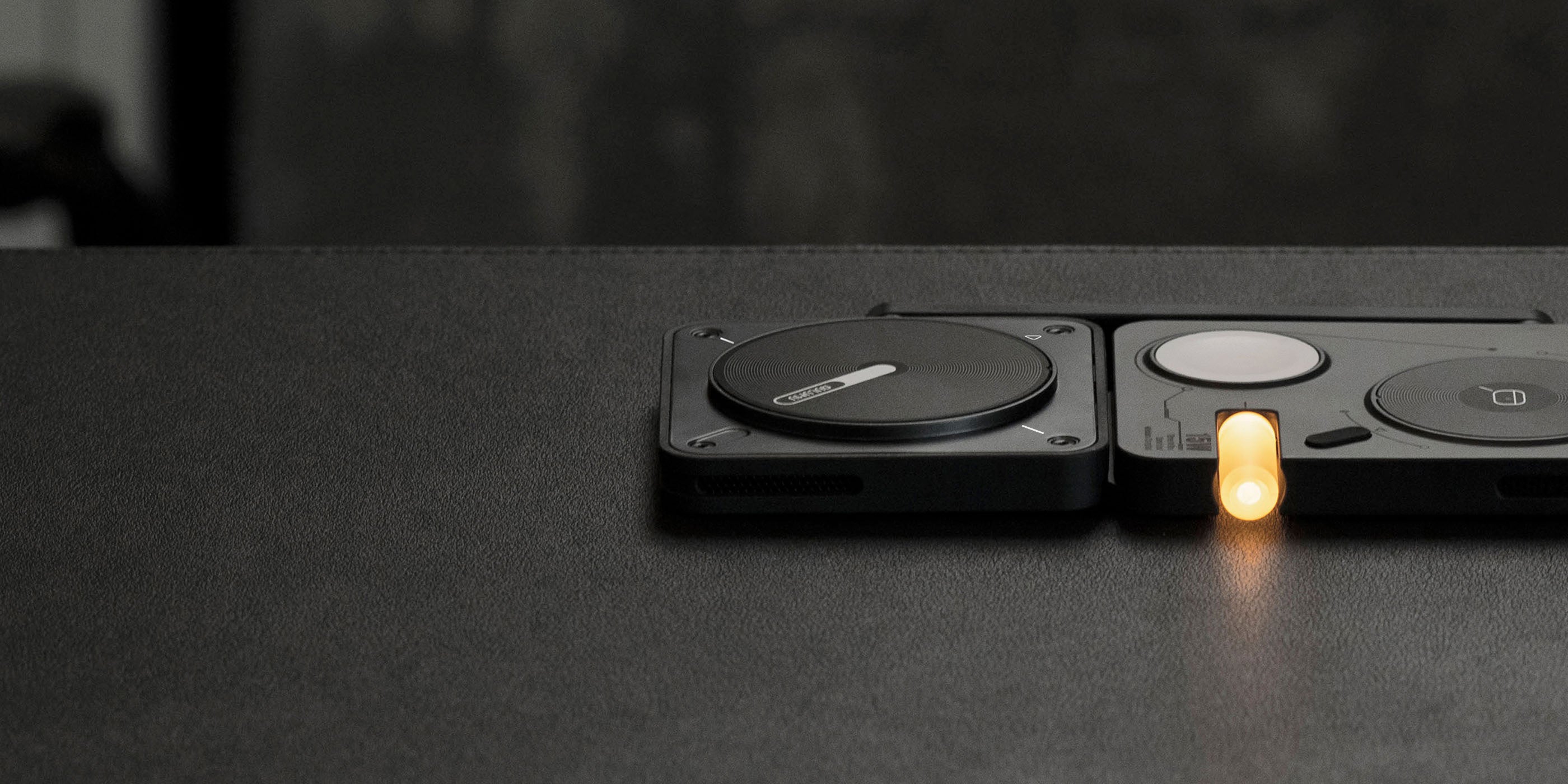 ワイヤレス充電パッドとナイトライト機能を備えた AULUMU 4-in-1 折り畳み式充電ステーションの卓上イメージ