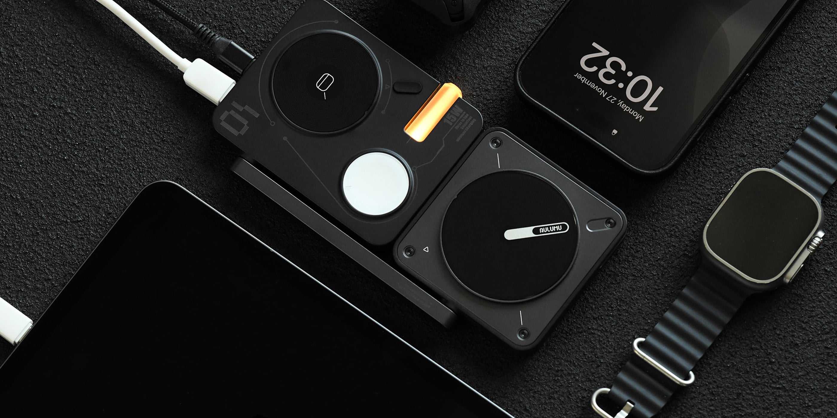 iPhone・Apple Watch・AirPods などを同時に一括充電している AULUMU 4-in-1 ワイヤレス充電ステーションのトップビュー
